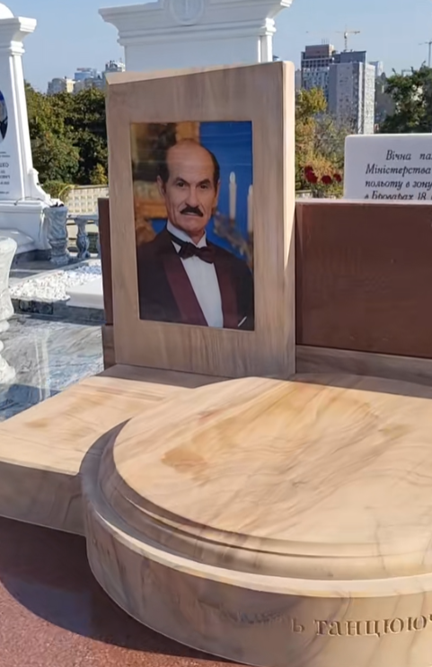 На могилі Чапкіса нарешті з'явився пам'ятник. Без символізму та скандалу не обійшлося