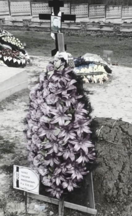 На могилі Чапкіса нарешті з'явився пам'ятник. Без символізму та скандалу не обійшлося