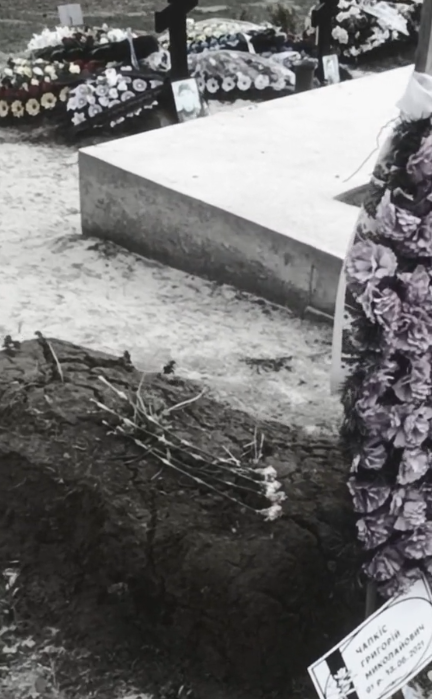 На могилі Чапкіса нарешті з'явився пам'ятник. Без символізму та скандалу не обійшлося