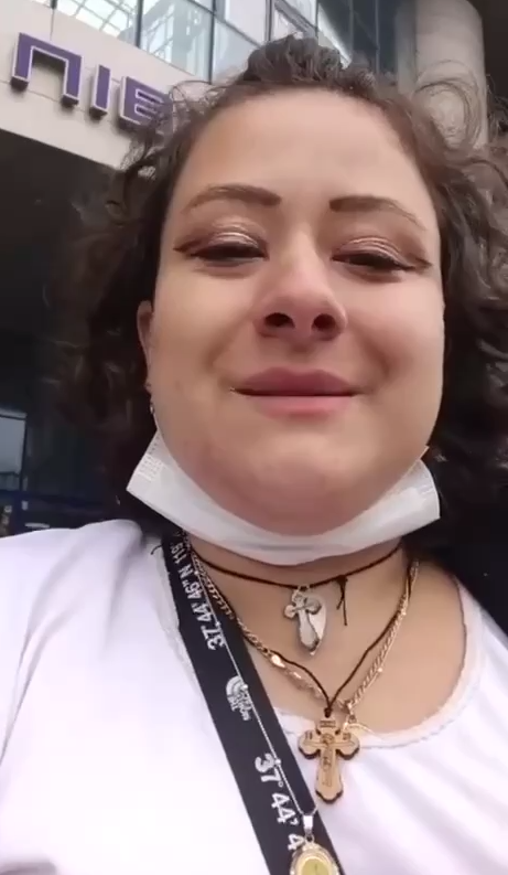 "Все, как крысы, побежали". В Киеве задержали женщину, восхвалявшую россиян во время обстрела