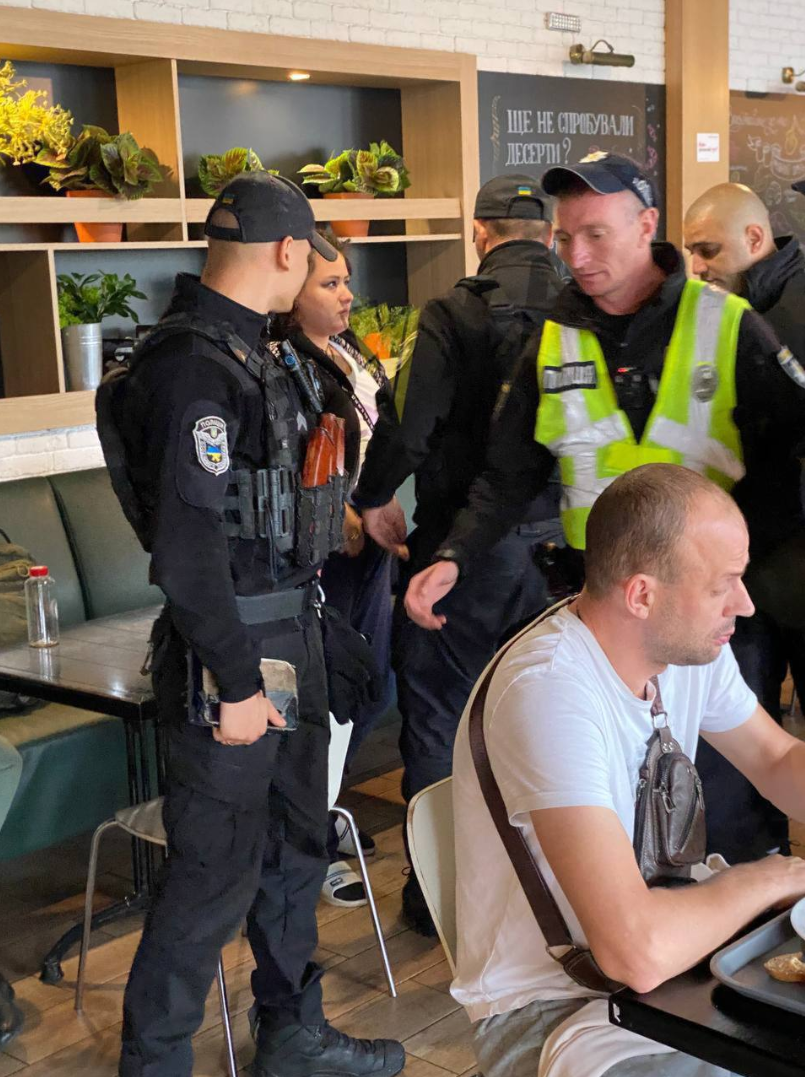 "Все, как крысы, побежали". В Киеве задержали женщину, восхвалявшую россиян во время обстрела