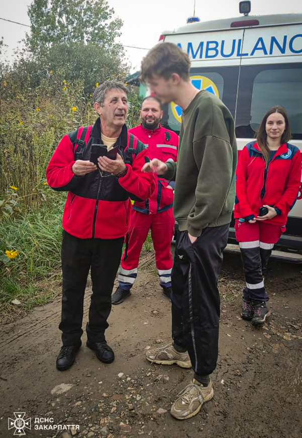"Закарпатський Рапунцель". В Ужгороді ДСНС рятувала хлопця, який "заплутався в кущах"