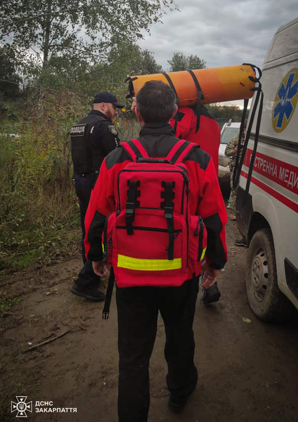 "Закарпатський Рапунцель". В Ужгороді ДСНС рятувала хлопця, який "заплутався в кущах"