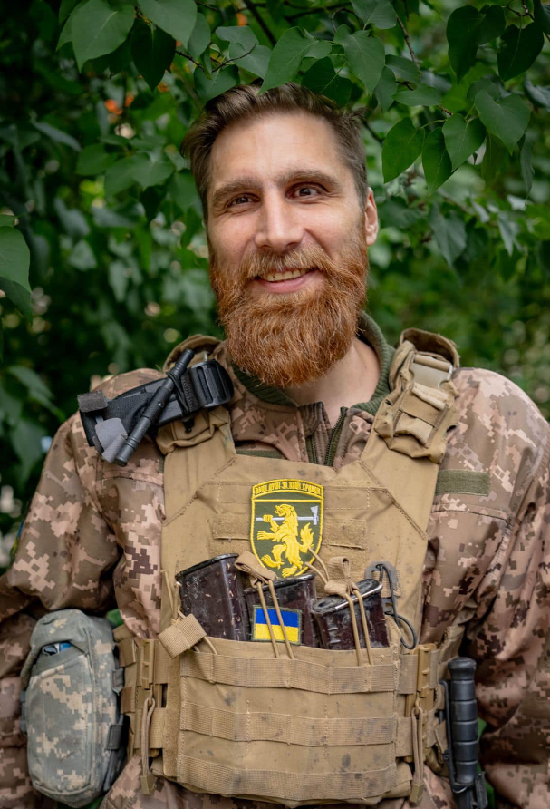 "Пишу від імені тисяч військових". Що відомо про бійця ЗСУ і поета Павла Вишебабу