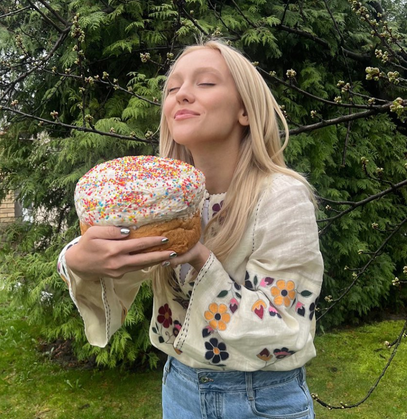 "Секонд", бабушкины вещи и особенная вышиванка. Популярная певица раскрыла секреты своего гардероба