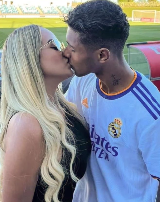 "Нагуляла" від кур'єра. Дівчина зірки "Шахтаря" народила від іншого, а правду розкрив ДНК-тест