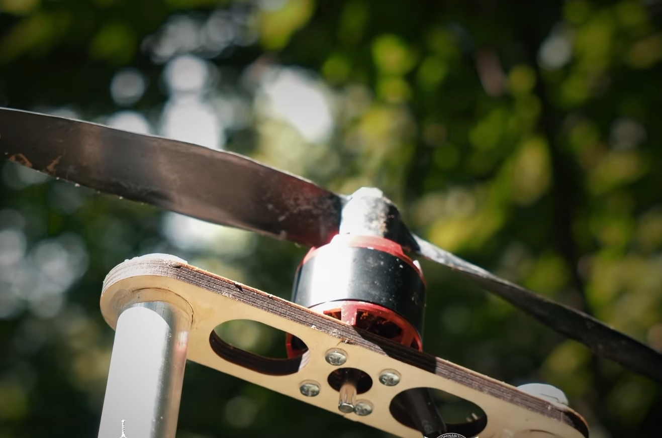 Відключають двигун за 700 м до цілі. У ГУР показали "самопальні" ворожі БПЛА з фанери