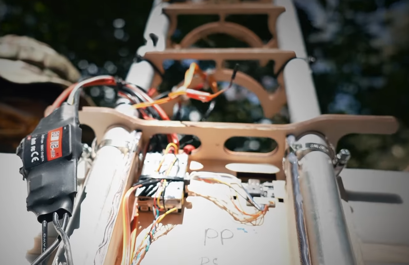 Відключають двигун за 700 м до цілі. У ГУР показали "самопальні" ворожі БПЛА з фанери