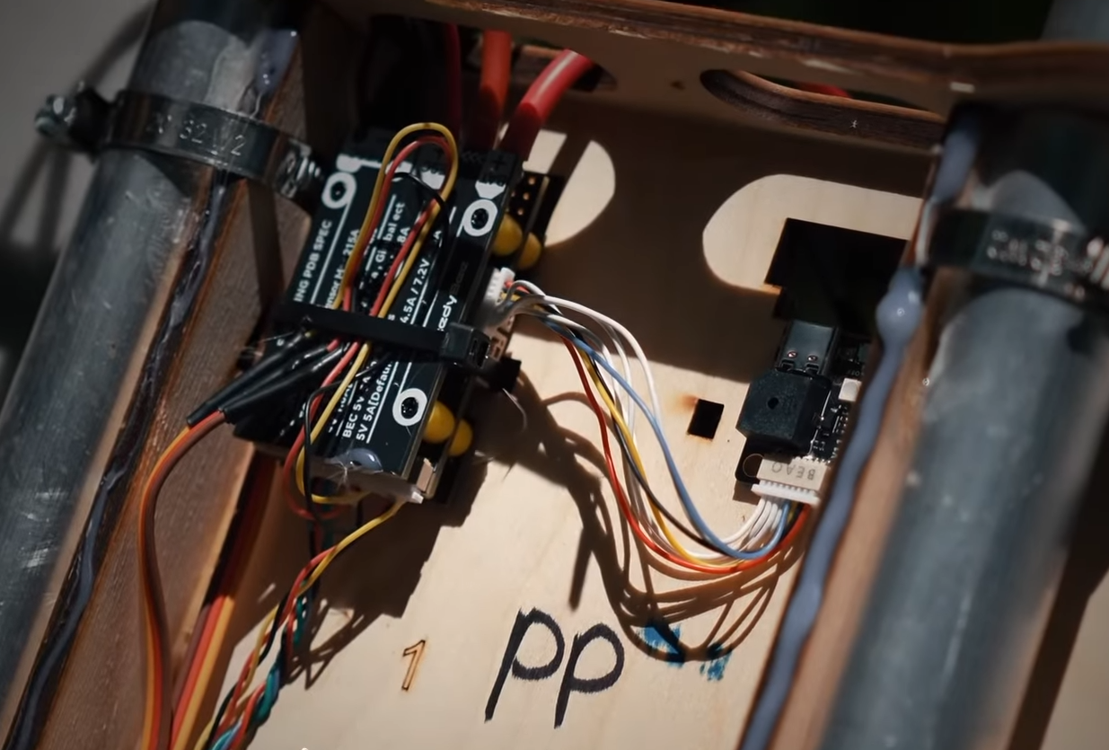 Відключають двигун за 700 м до цілі. У ГУР показали "самопальні" ворожі БПЛА з фанери