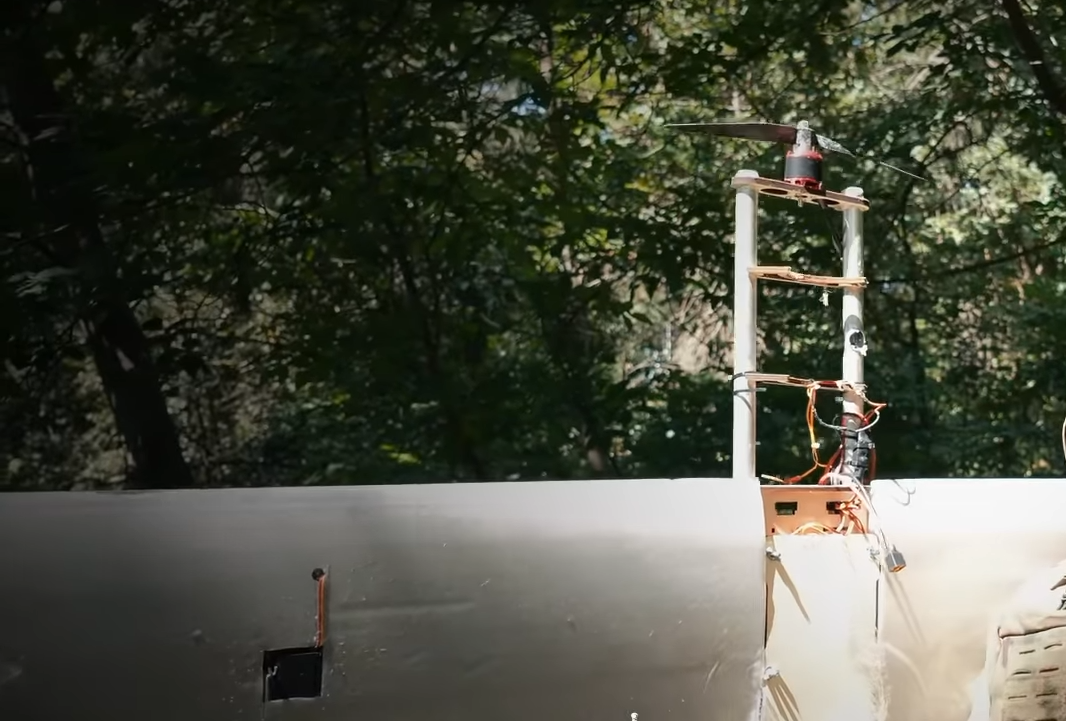 Відключають двигун за 700 м до цілі. У ГУР показали "самопальні" ворожі БПЛА з фанери