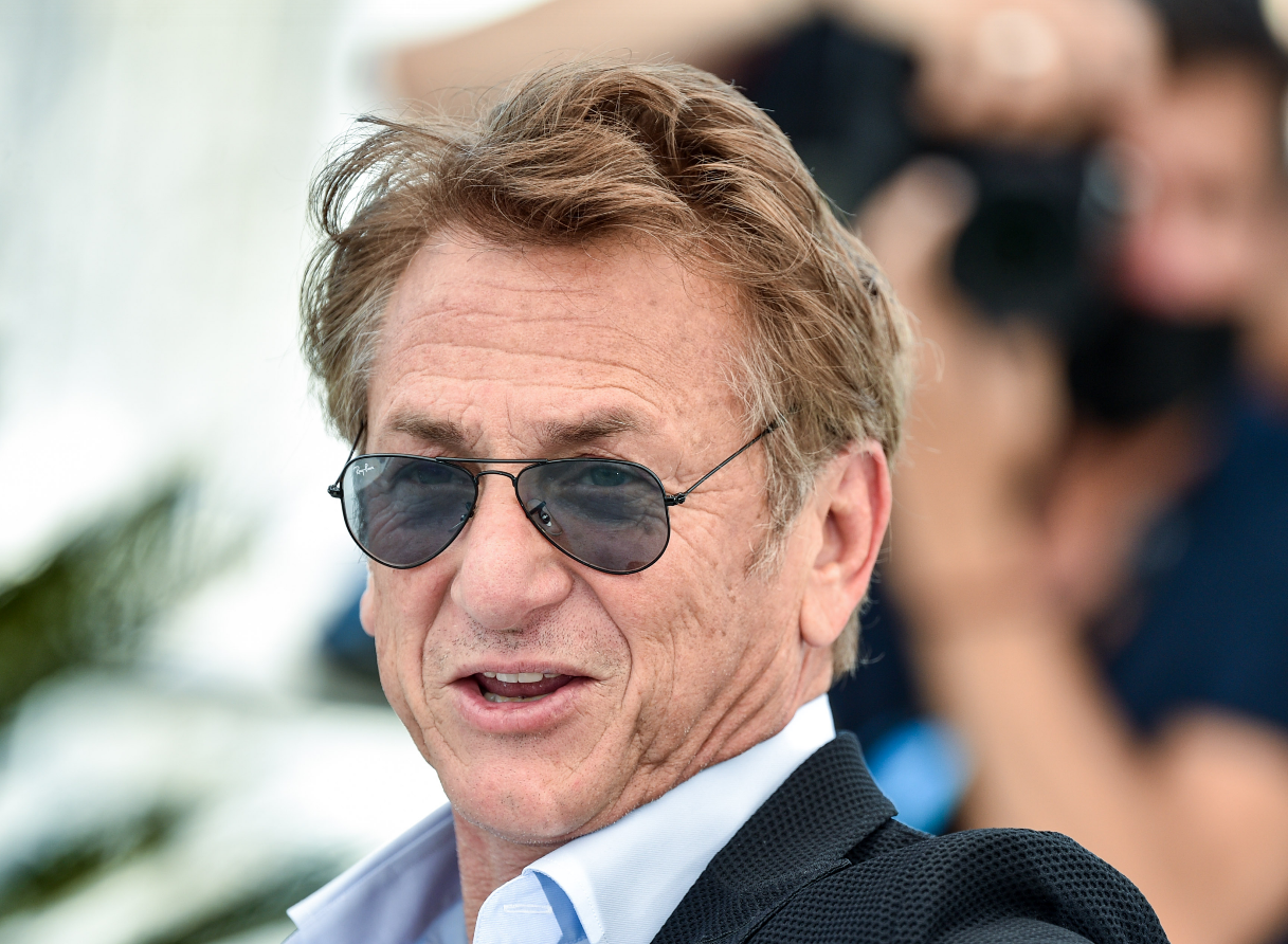 Після роману з українкою Шона Пенна помітили з новою пасією. Вона - молодша за його дітей (фото, відео)