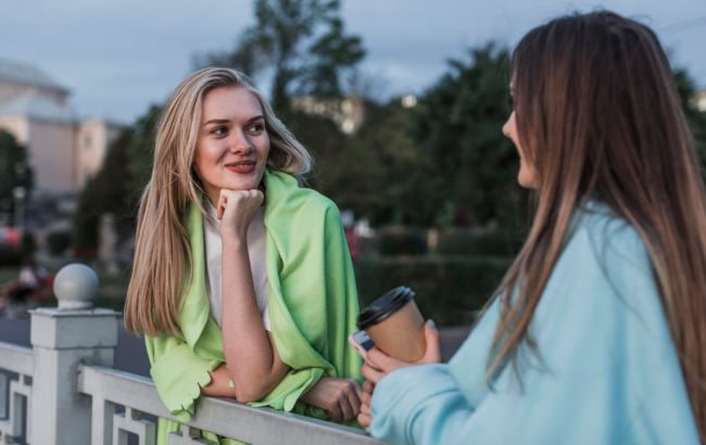 Жадібна жінка хотіла "кинути" подругу на гроші, але карма вирішила інакше: що трапилося