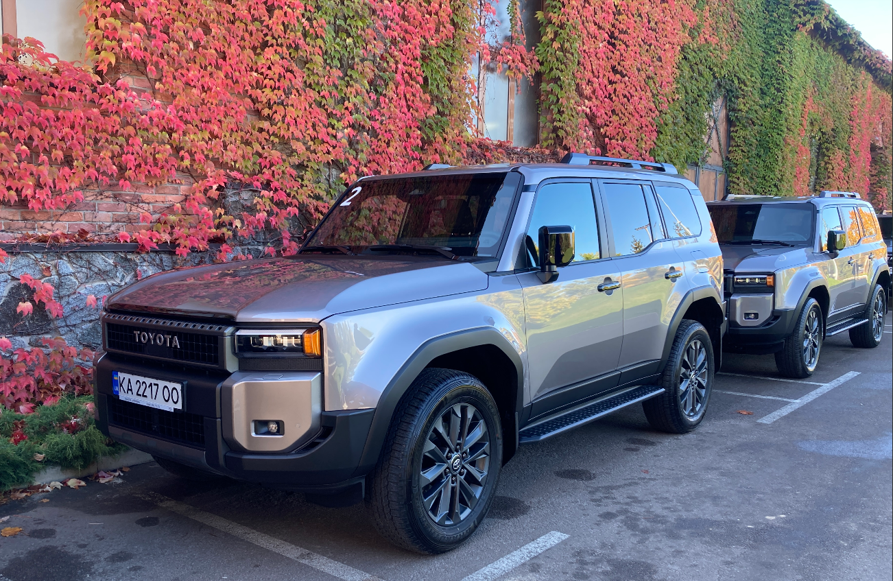 В Україні презентували нові Toyota Camry та Land Cruiser Prado: названо характеристики та ціни