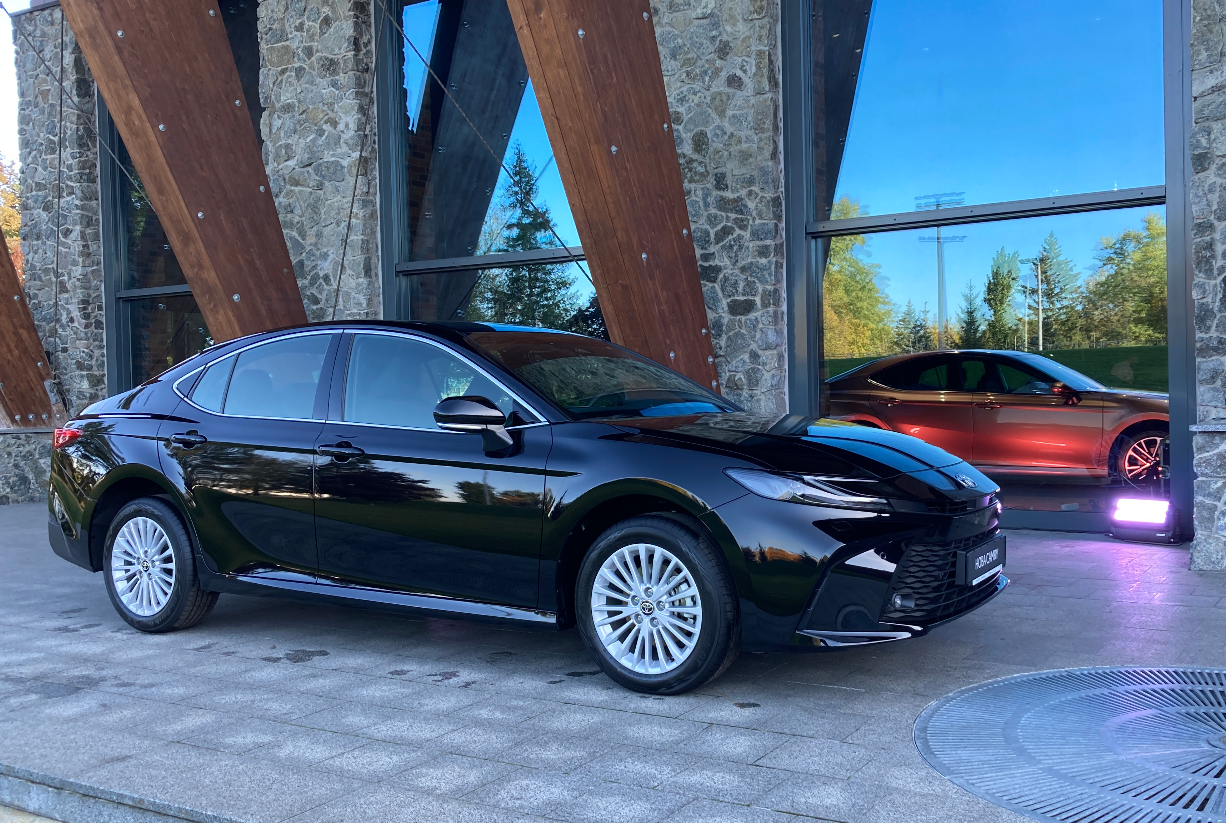 В Україні презентували нові Toyota Camry та Land Cruiser Prado: названо характеристики та ціни