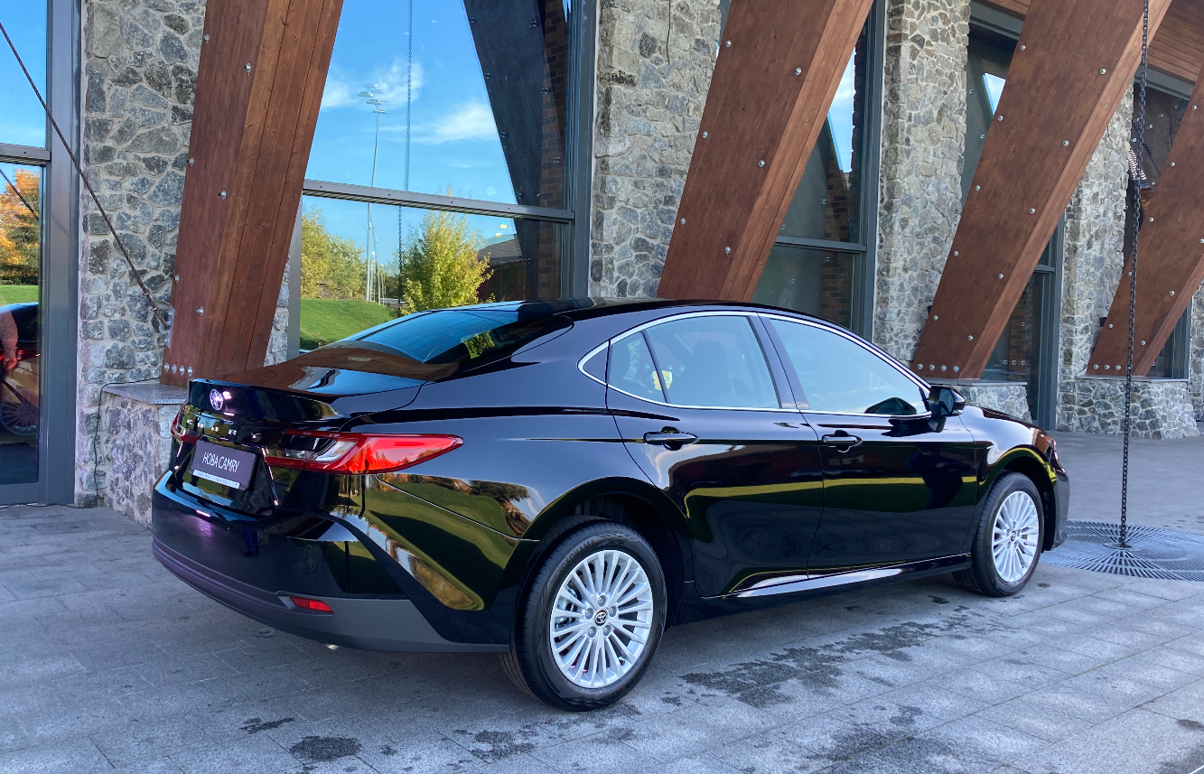 В Україні презентували нові Toyota Camry та Land Cruiser Prado: названо характеристики та ціни