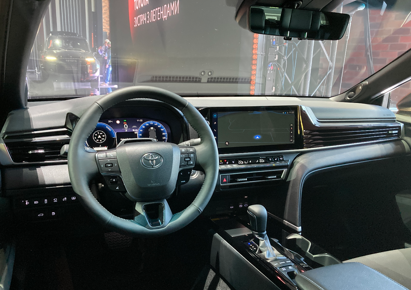 В Україні презентували нові Toyota Camry та Land Cruiser Prado: названо характеристики та ціни