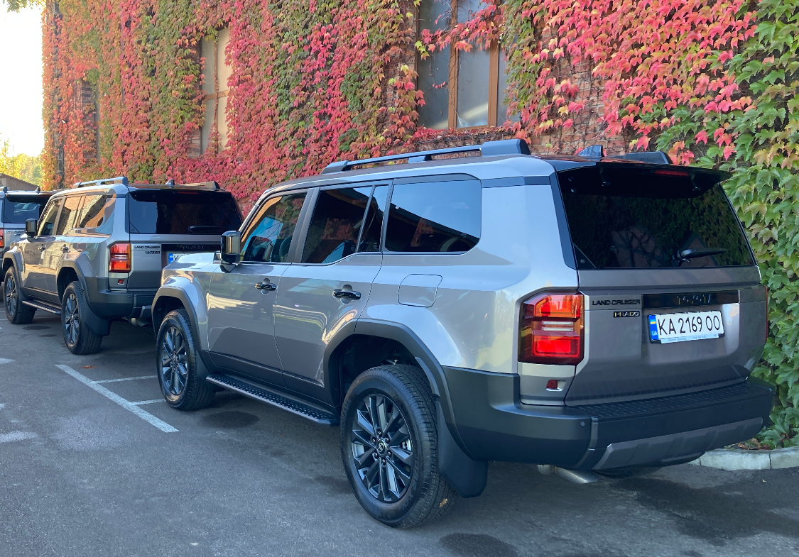 В Україні презентували нові Toyota Camry та Land Cruiser Prado: названо характеристики та ціни