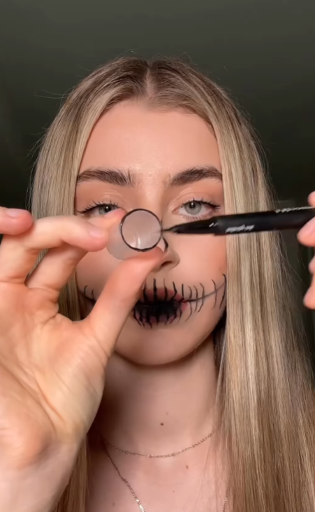 5 хвилин і ви - зірка вечірки. Як зробити ефектний макіяж на Хелловін (відео)