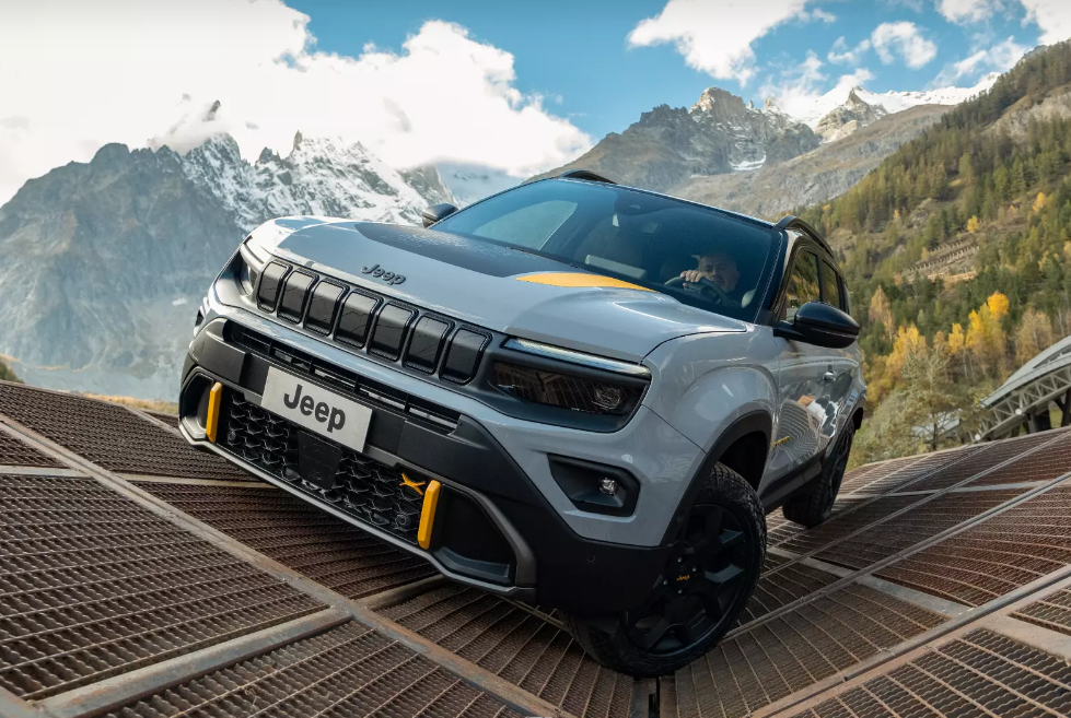 Гібридний кросовер Jeep Avenger 4xe отримав повний привід і "модну" версію: подробиці