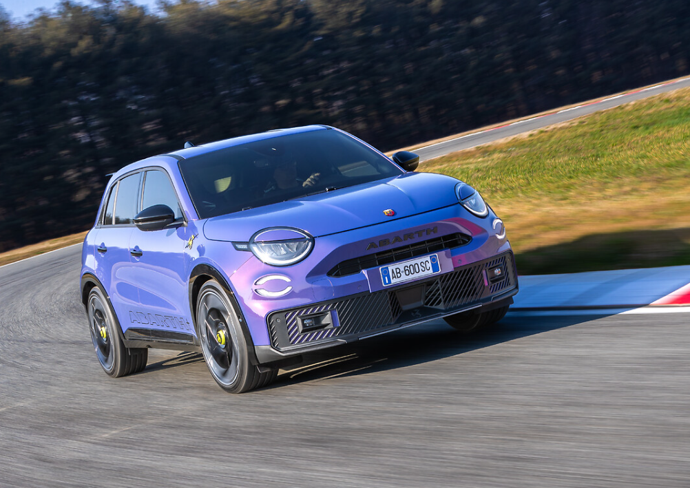 Найпотужніший в історії: Abarth представив електричний кросовер 600e одразу у двох варіантах