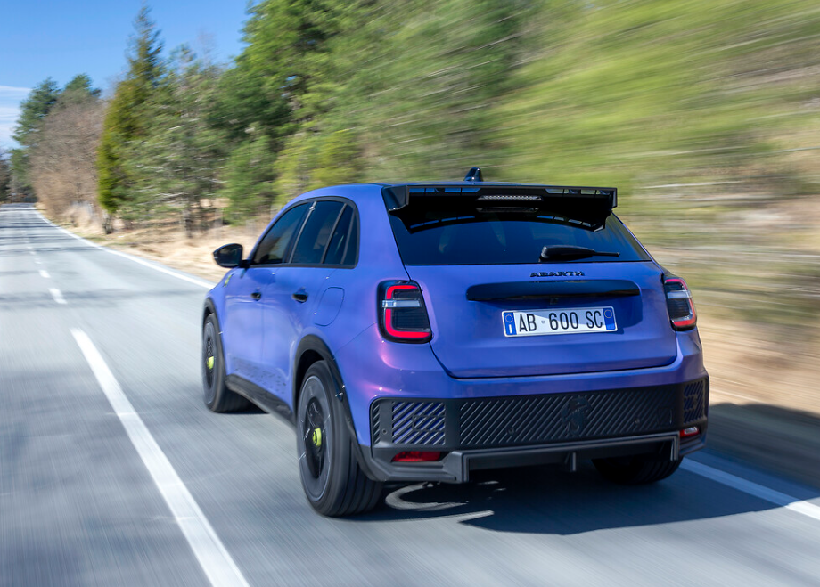 Найпотужніший в історії: Abarth представив електричний кросовер 600e одразу у двох варіантах