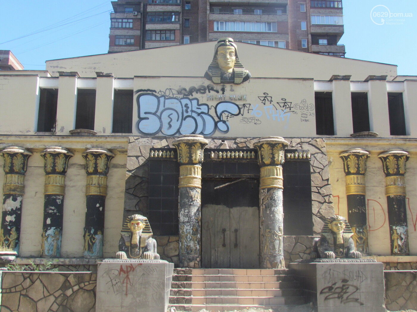 В Маріуполі окупанти відкрили серед руїн будинків нічний клуб (відео)