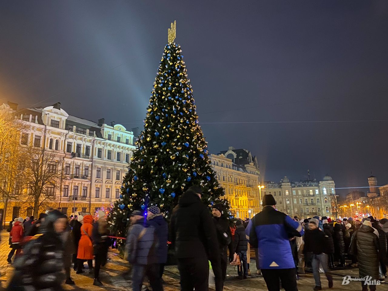На Софиевской площади в Киеве зажгли главную елку страны (фото и видео)