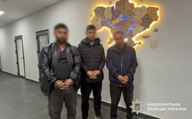 Деревянными палками били по авто: на Закарпатье группа ромов напала на военных ТЦК