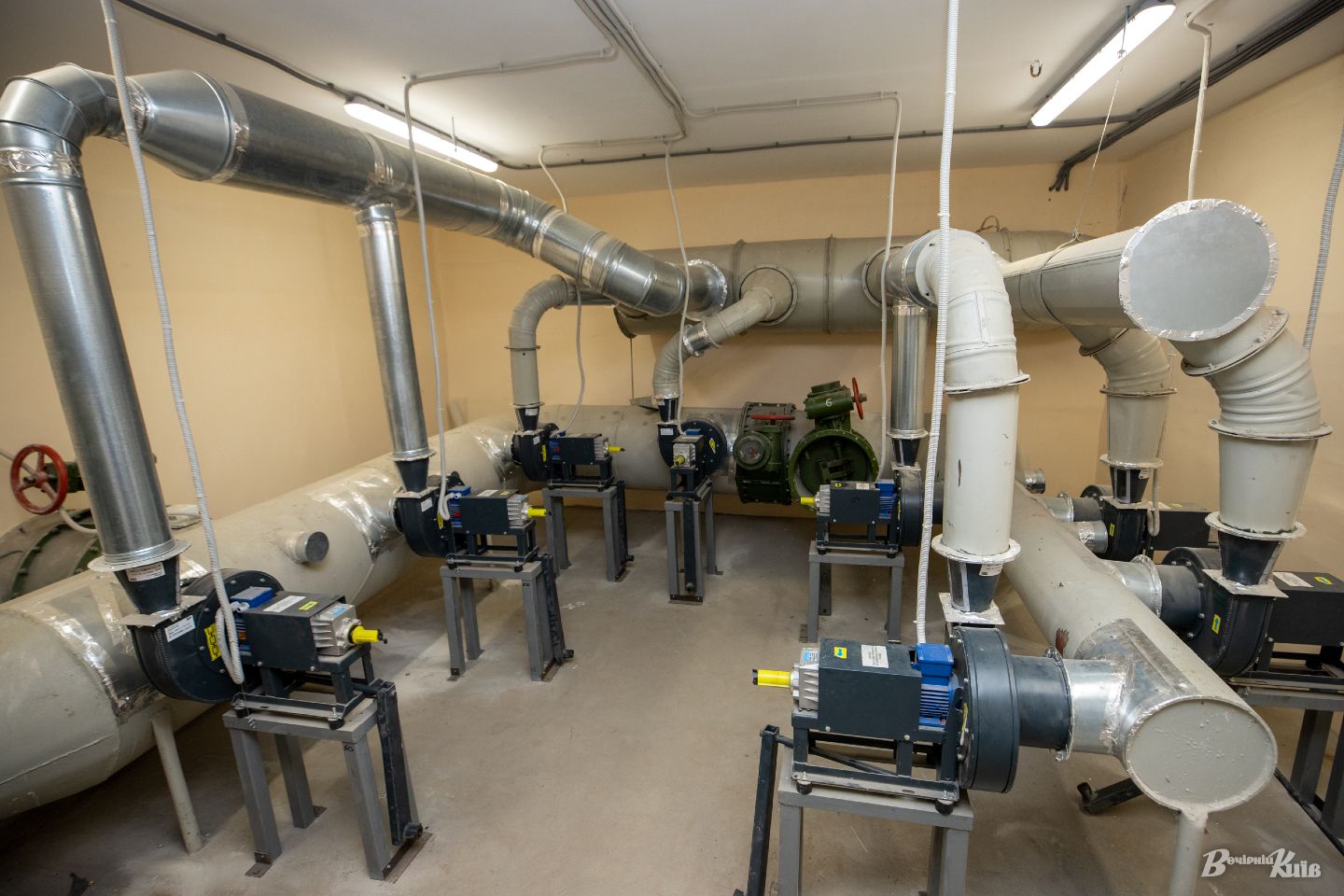 Колись був секретним. Дивіться, як виглядає ядерний бункер під Києвом (фото)