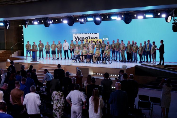 До Дня незалежності 30 родинам захисників України вручили ключі від нових квартир