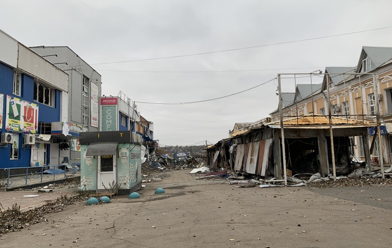 "Взять не могут, потому уничтожают все вокруг". Как живет Бахмут под постоянной атакой россиян