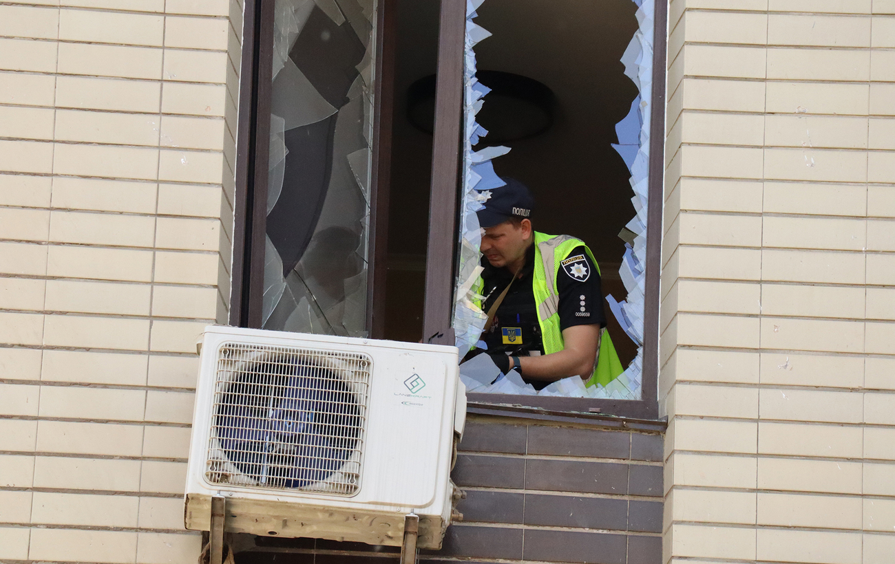 Вікна летять тисячами: як Україна справляється з наслідками обстрілів