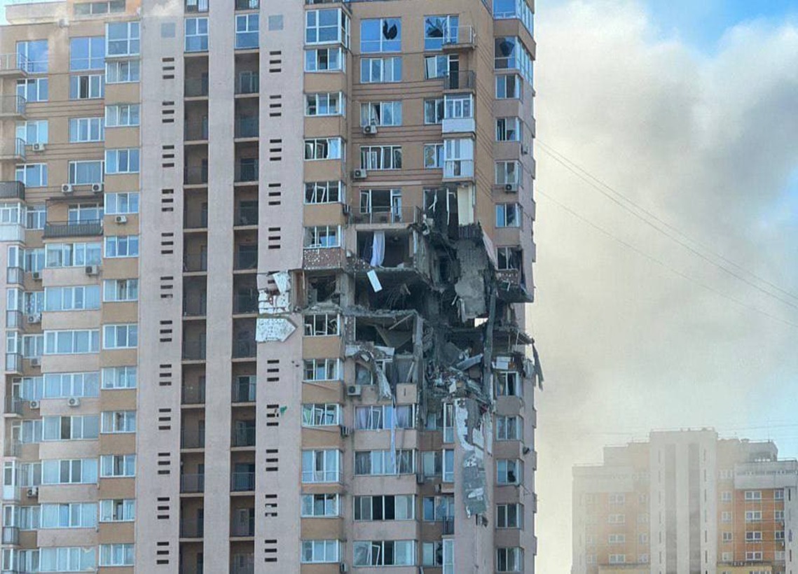 У Києві обстріляли аеропорт"Жуляни". Снаряд влучив у житловий будинок (фото)