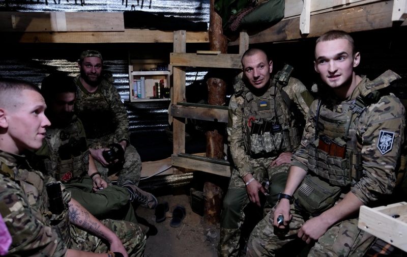 "Тут проходить молодість". Як добровольці тримають Часів Яр, репортаж РБК-Україна