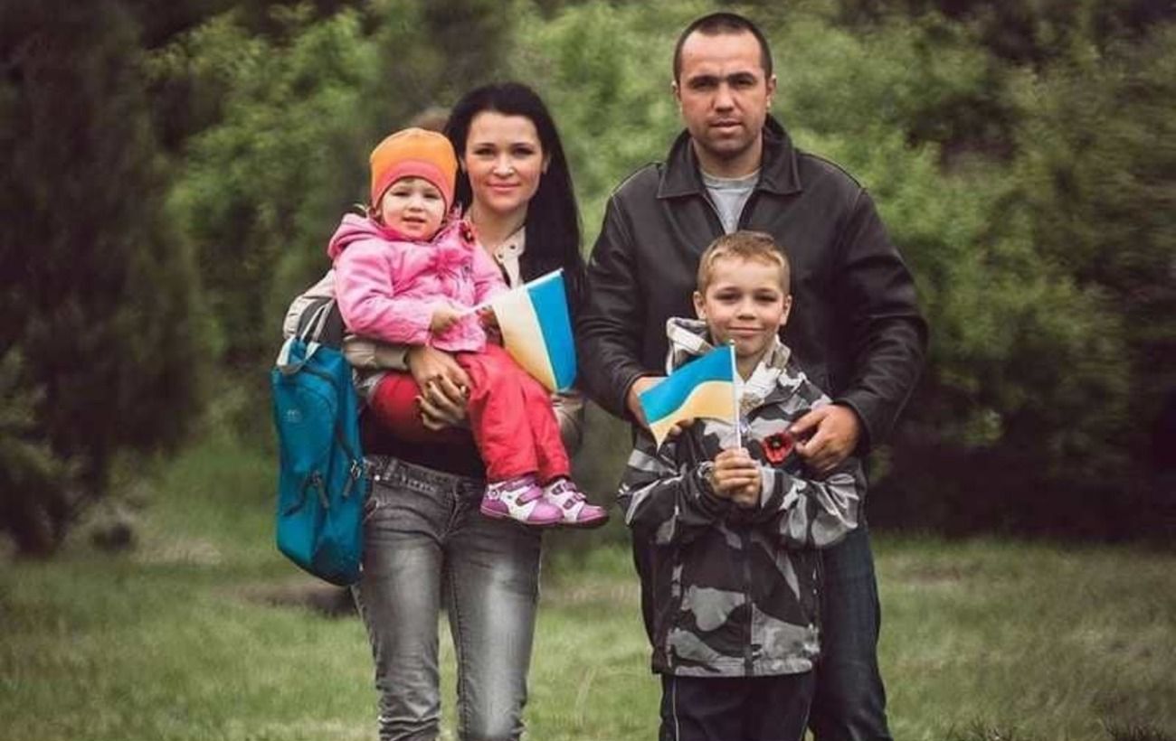 Синьо-жовтий браслет з Ізюма. Зеленський присвоїв звання Героя загиблому військовому