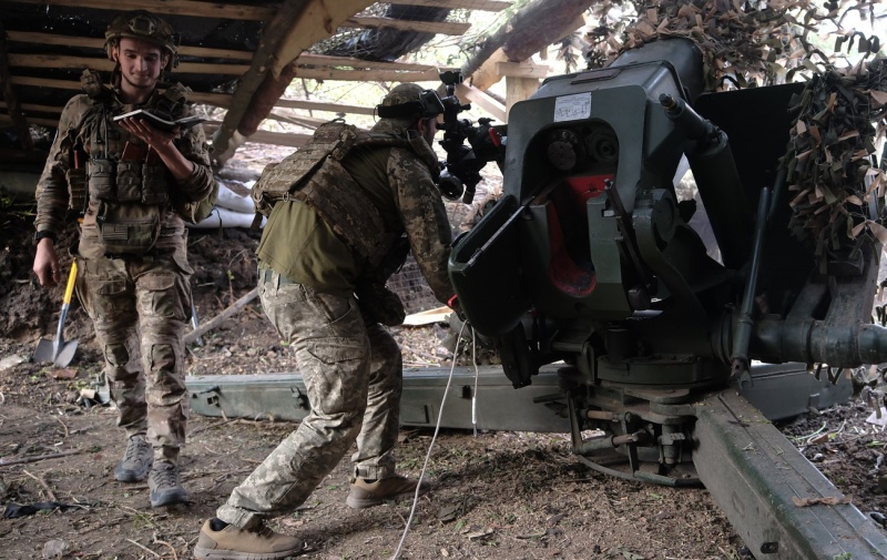 "Тут проходить молодість". Як добровольці тримають Часів Яр, репортаж РБК-Україна