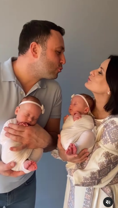 Зірка "МастерШеф" Ліза Глінська замилувала фото з 5-місячними доньками: на кого вони схожі