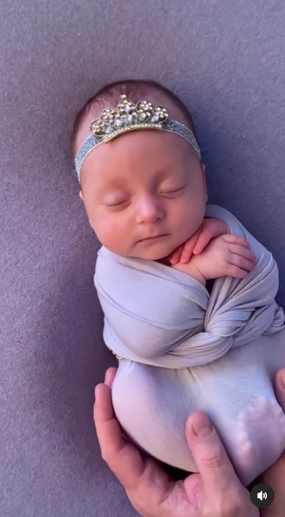 Зірка "МастерШеф" Ліза Глінська показала новонароджених доньок та розсекретила їхні імена: щемливе відео