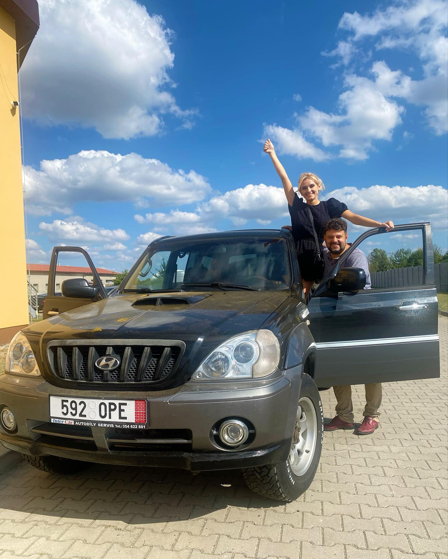 Чоловік Ірини Федишин виїхав за кордон: співачка гнівно відповіла на хейт