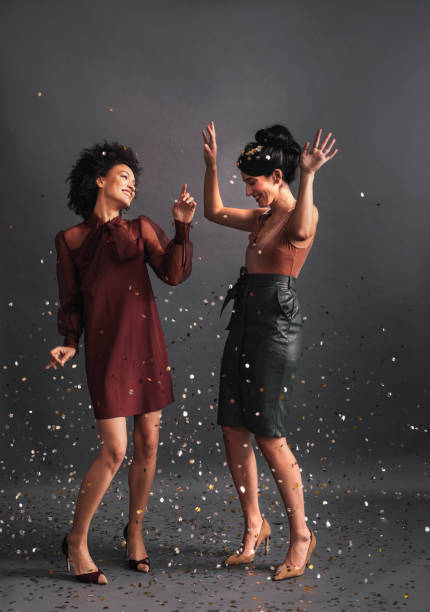 Что надеть на Рождество и Новый год 2025: образы с юбками по знакам Зодиака