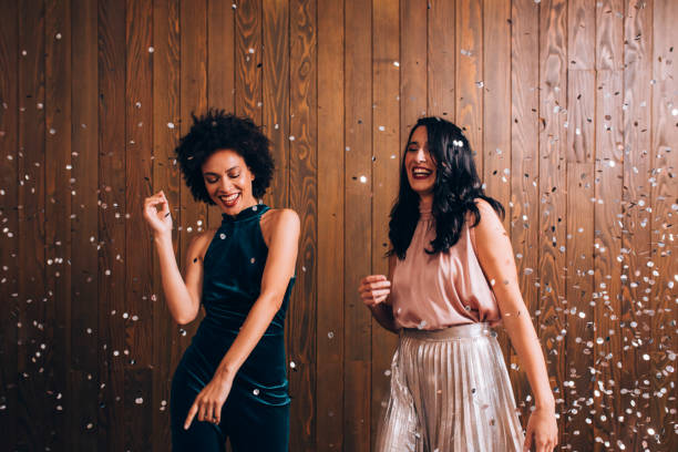 Что надеть на Рождество и Новый год 2025: образы с юбками по знакам Зодиака