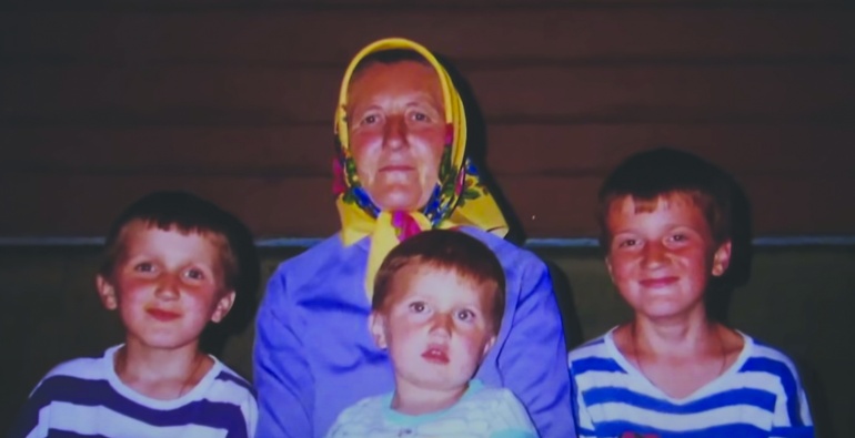 Умоляю тебя, сложи оружие! Один сын жительницы Волыни украинцев защищает, второй - убивает