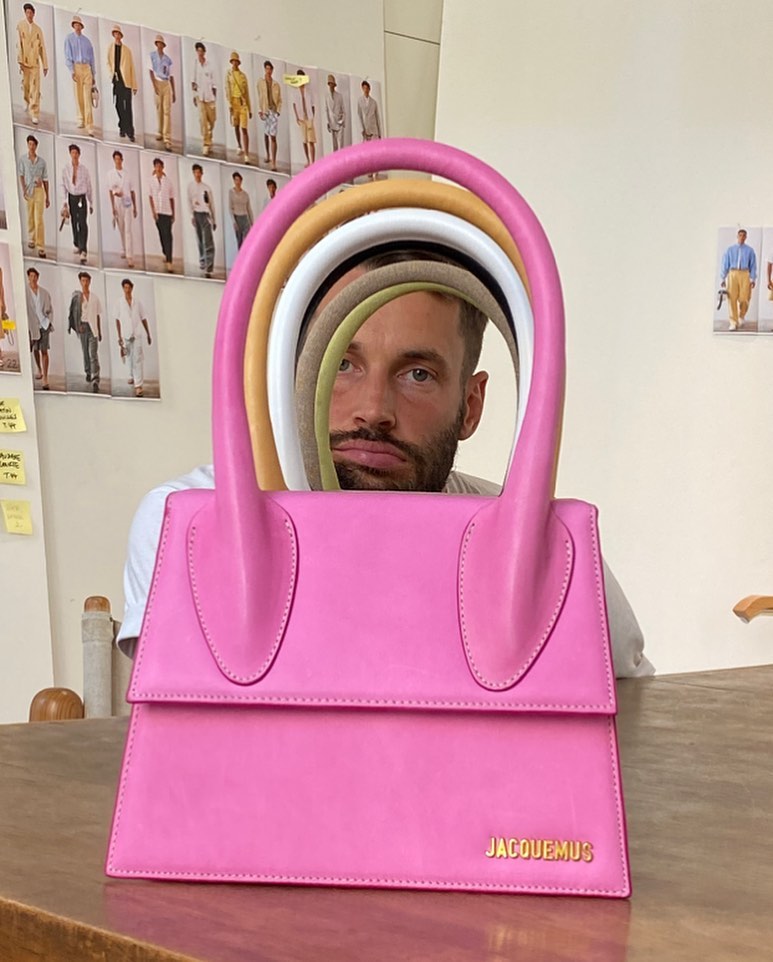 Тот самый Jacquemus: знаковые вещи и показы французского дизайнера, которые влюбили в себя мир