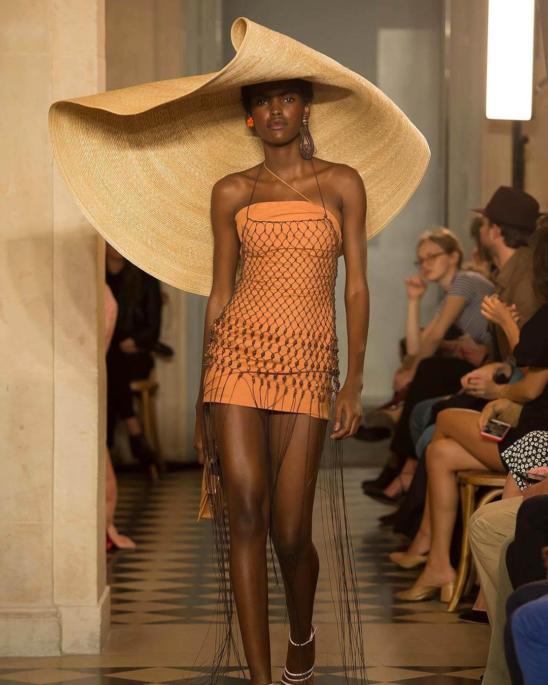 Тот самый Jacquemus: знаковые вещи и показы французского дизайнера, которые влюбили в себя мир