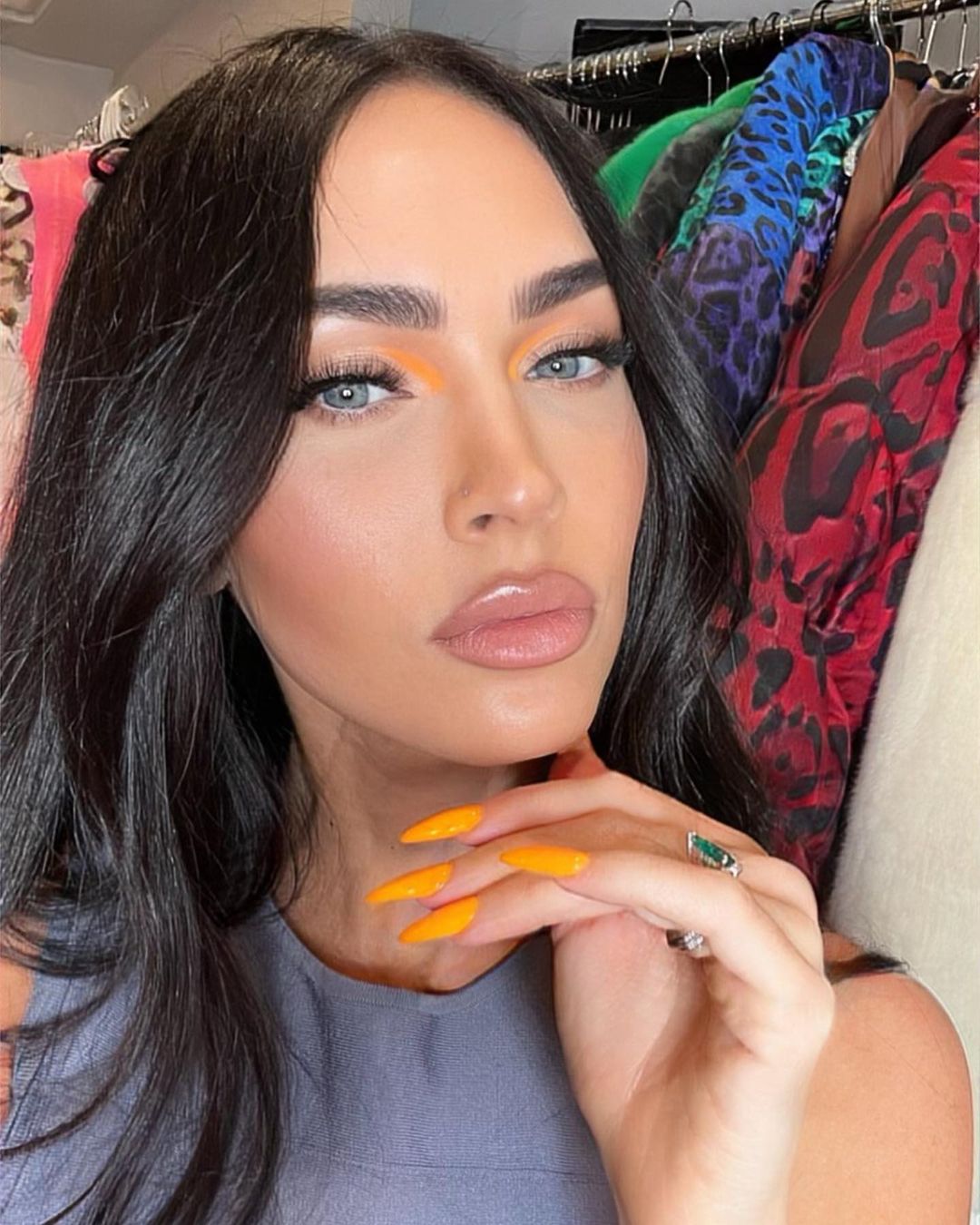 Розовые румяна, неон и глянцевый блеск: главные тренды летнего макияжа 2022