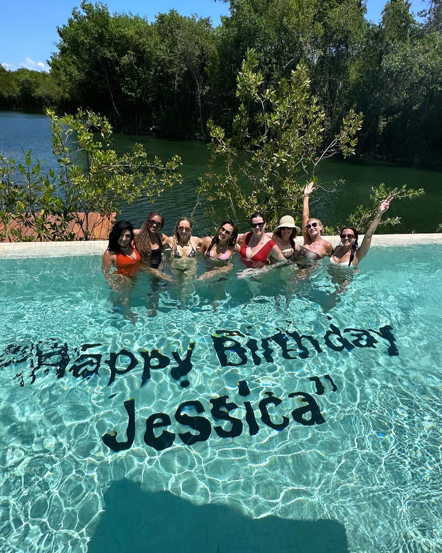 Джессіка Альба похизувалась яскравим Днем народження у Мексиці (фото)