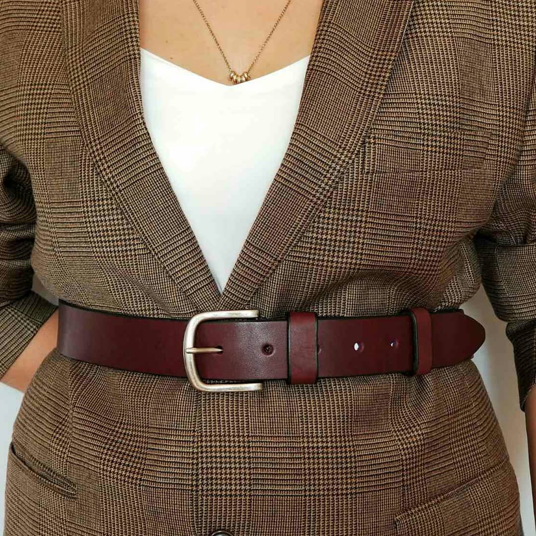 Цей аксесуар повинен бути у вашій шафі на будь-який сезон: приклади з фото