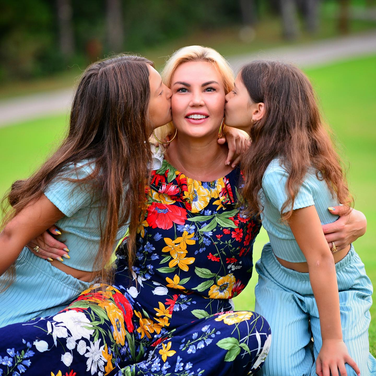 Камалія розчулила рідкісним фото з доньками, які живуть з її ексчоловіком у Лондоні (фото)