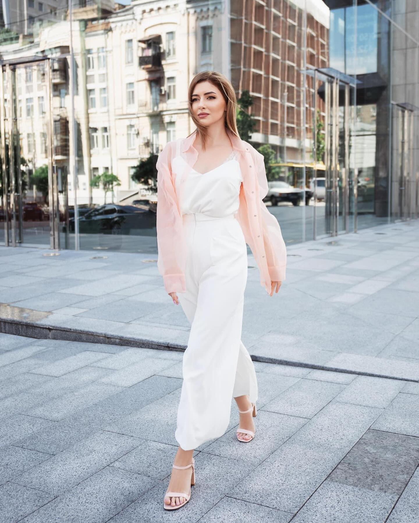 Відома українська акторка прогулялась Києвом у ніжному образі (фото)