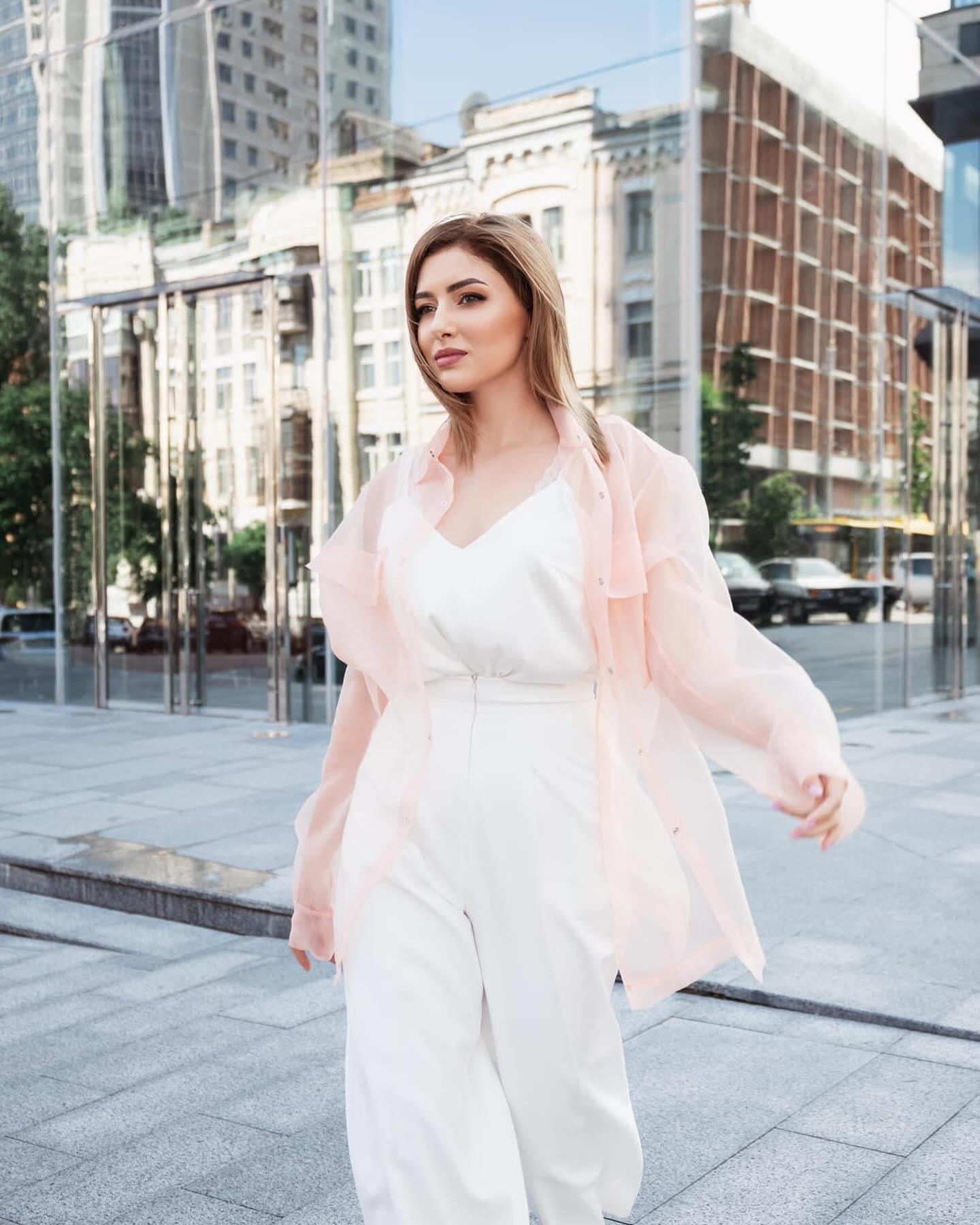 Відома українська акторка прогулялась Києвом у ніжному образі (фото)